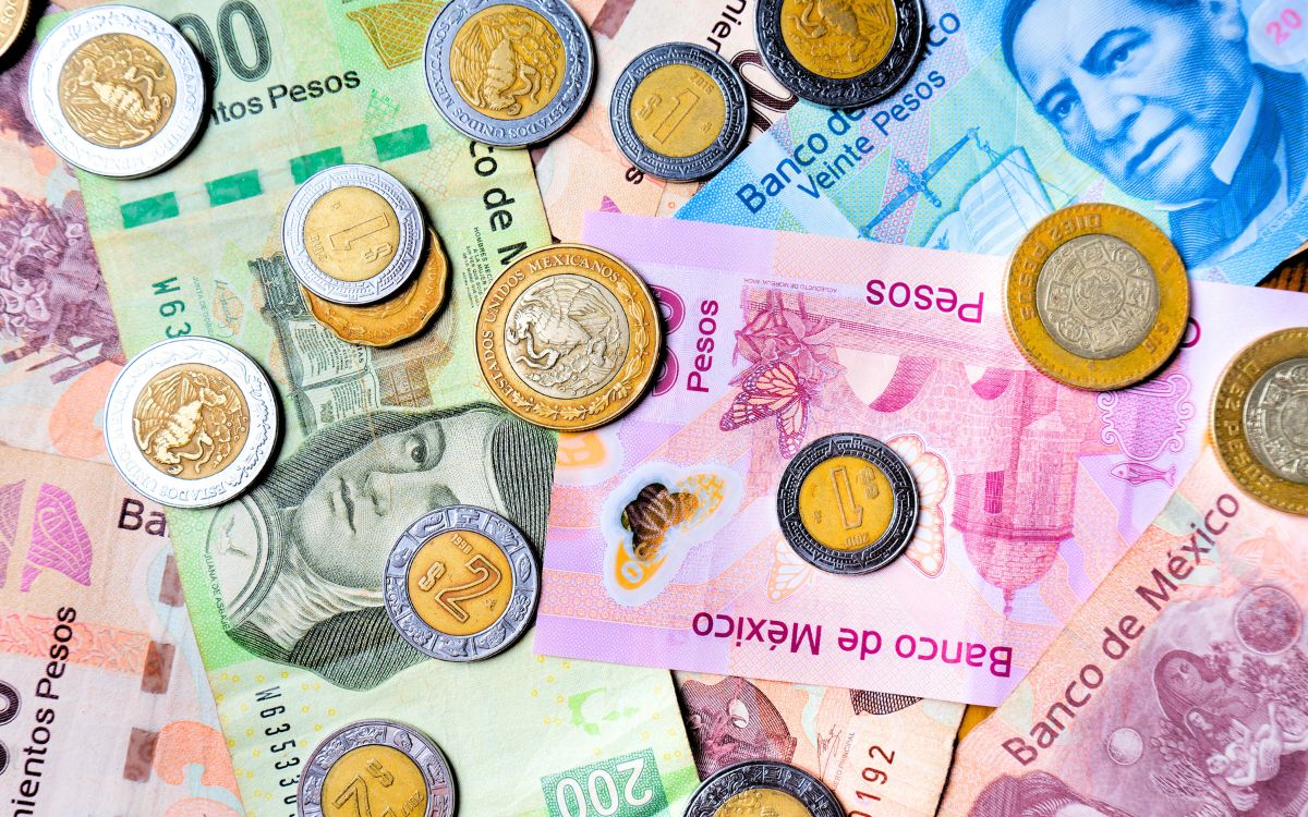 Peso se repliega y bolsa avanza expectantes a decisión de política monetaria de Banxico