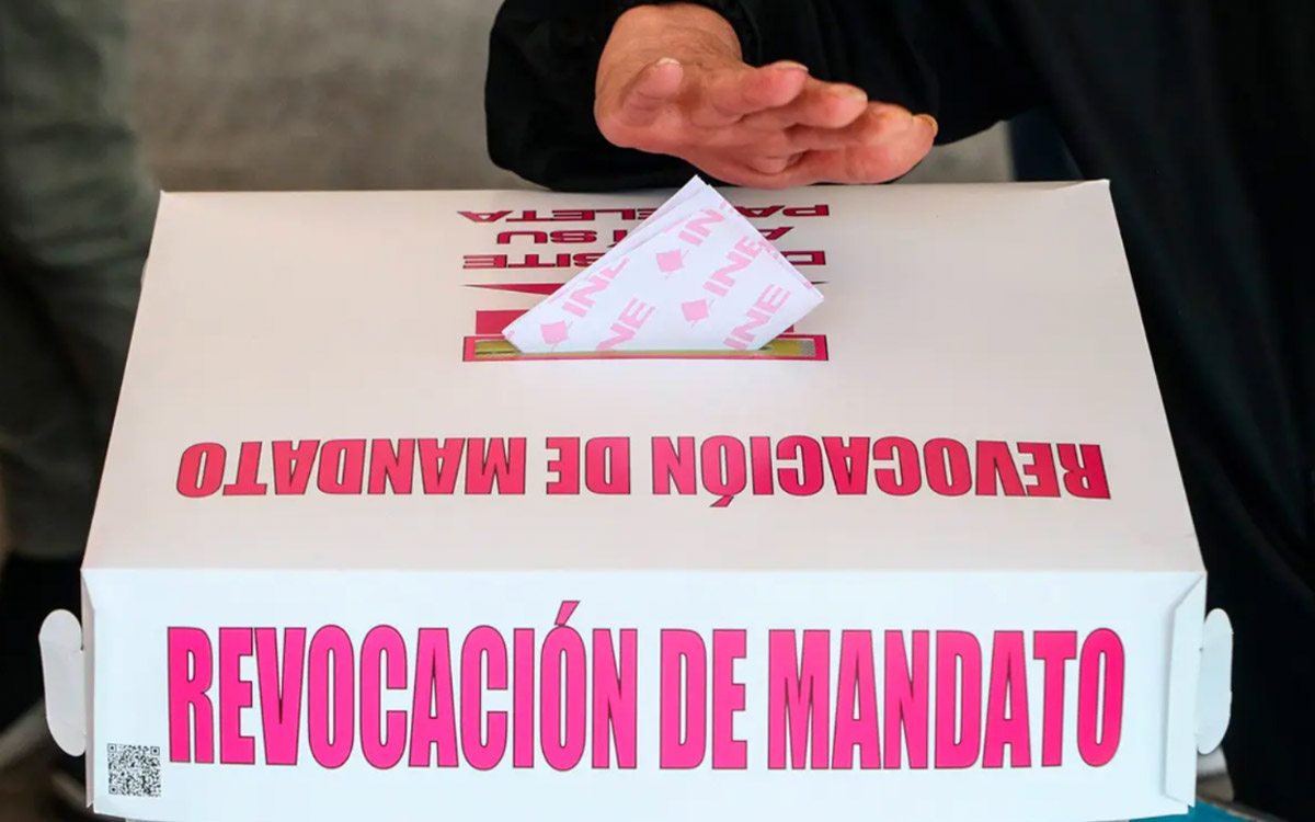 Reforma sobre revocación de mandato, a finales de año o en febrero de 2026: Monreal