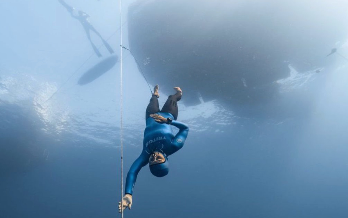Rompe ucraniana su récord mundial de apnea o buceo libre | Video