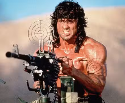 Rambo de Sylvester Stallone disparando un arma