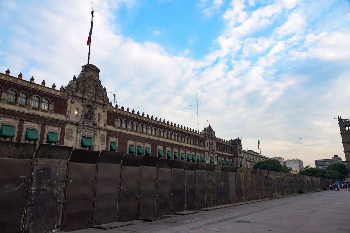 Sheinbaum defiende vallas en Palacio Nacional; es para prevenir violencia por protestas