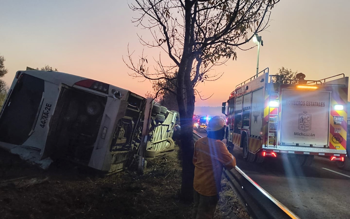 Tragedia en Michoacán: Siete muertos y 20 heridos tras volcadura de autobús turístico
