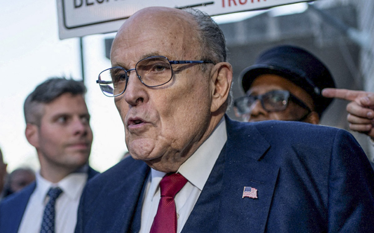 Trump indulta a Giuliani y a decenas de implicados en su intento de revertir las elecciones de 2020