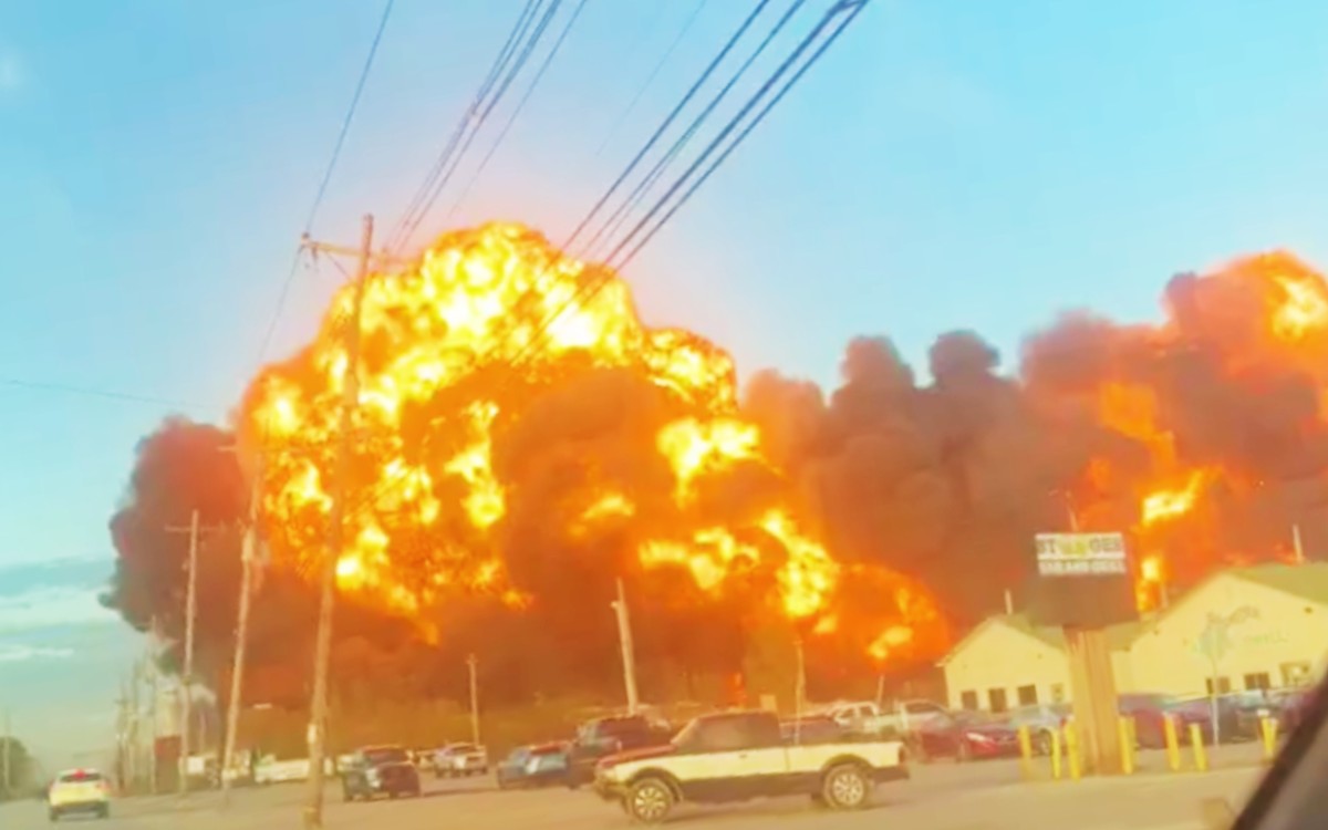 Un avión de carga se estrella y explota en Kentucky | Video