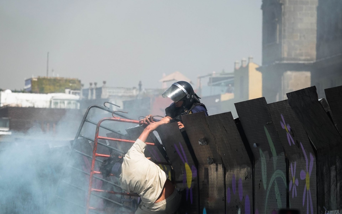 Violencia en marcha de 'Gen Z' surgió de manifestantes: Gobierno de la CDMX; cifra en 100 policías y 20 civiles lesionados