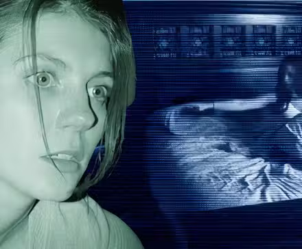 Collage de un primer plano de Margot junto a Katie y Micah en la cama en las películas de Actividad Paranormal