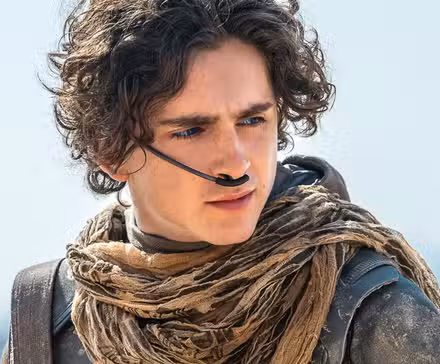 Timothee Chalamet como Paul Atreides mirando hacia un lado en Dune Part Two