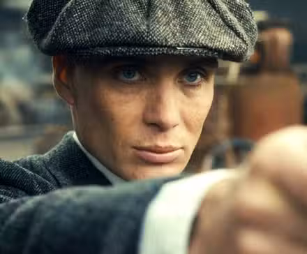 Cillian Murphy como Tommy Shelby con una pistola en Peaky Blinders