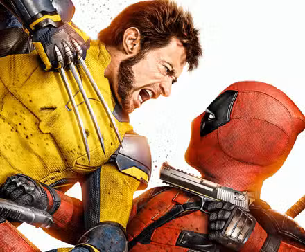 Deadpool y Wolverine luchando contra un fondo blanco en Deadpool & Wolverine