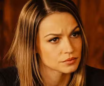 Kayla Wallace como Rebecca Falcone en Landman