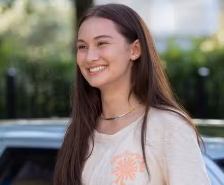 Belly sonríe en el episodio 1 de la temporada 1 de The Summer I Turned Pretty