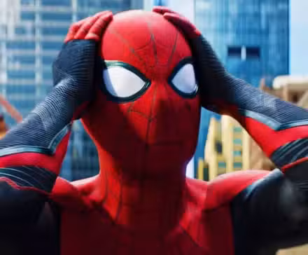 Spider-Man con las manos en la cabeza en Spider-Man lejos de casa