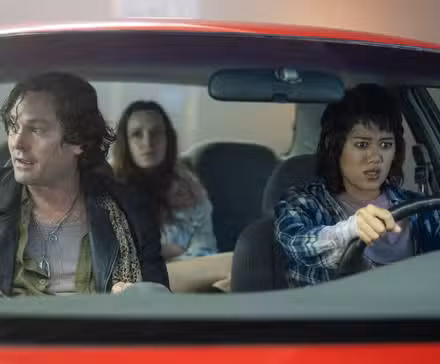 Todavía con un trío de personajes de The Midnight Club sentados en un coche.