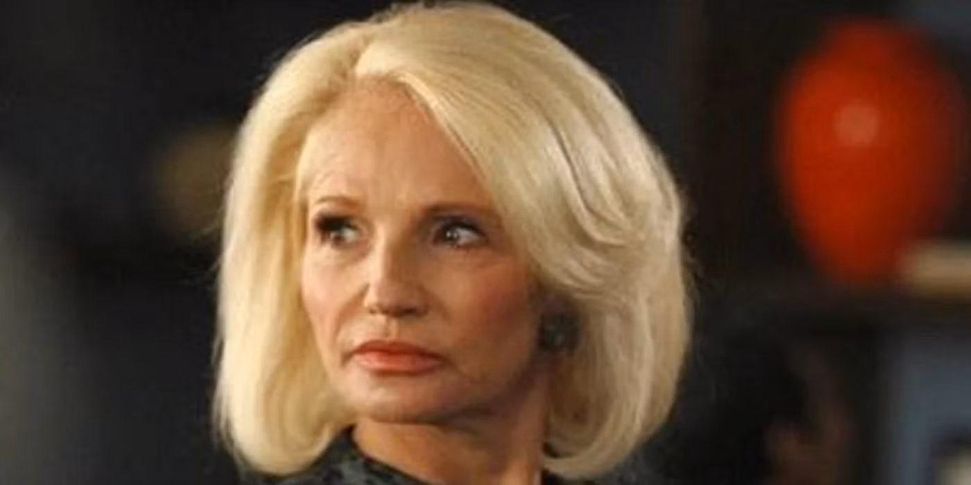 Jane Forrest (Ellen Barkin) mirando por encima del hombro en The New Normal.
