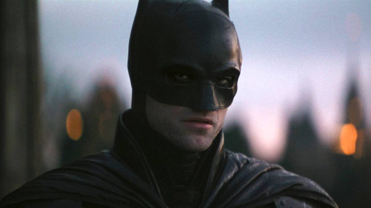 DC presenta oficialmente el batitraje azul y gris de Batman para su nueva apariencia