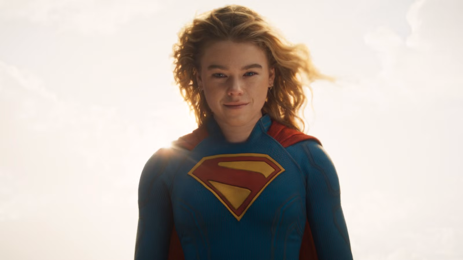 El traje de la película Supergirl confirma la diferencia clave entre las versiones de Milly Alcock y Melissa Benoist