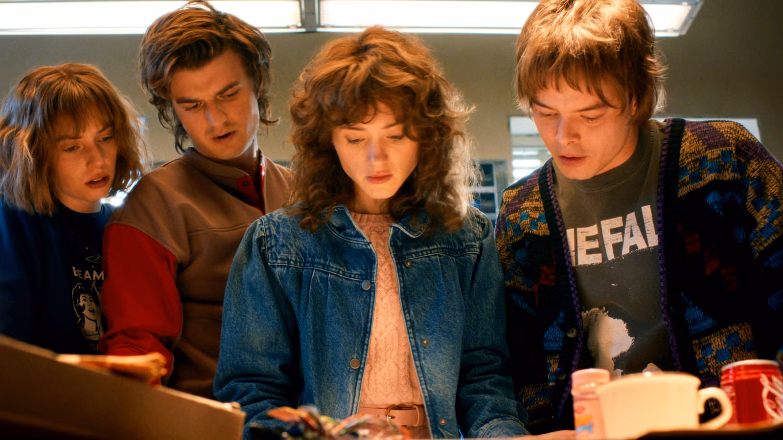 Dos estrellas de Stranger Things se reúnen en la adaptación de Netflix de la novela policial más vendida