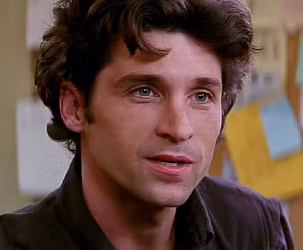 Patrick Dempsey como Mark Kincaid parado en la comisaría en Scream 3