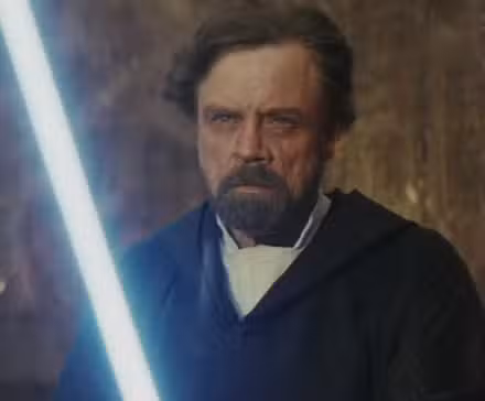 Luke sosteniendo su sable de luz en The Last Jedi