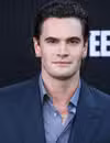 Foto en la cabeza de Tom Bateman.