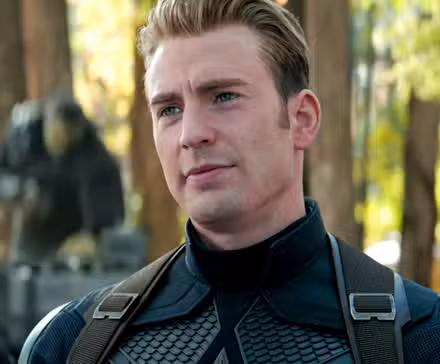 El Capitán América de Chris Evans sonriéndole a Bucky Barnes en Vengadores: Endgame