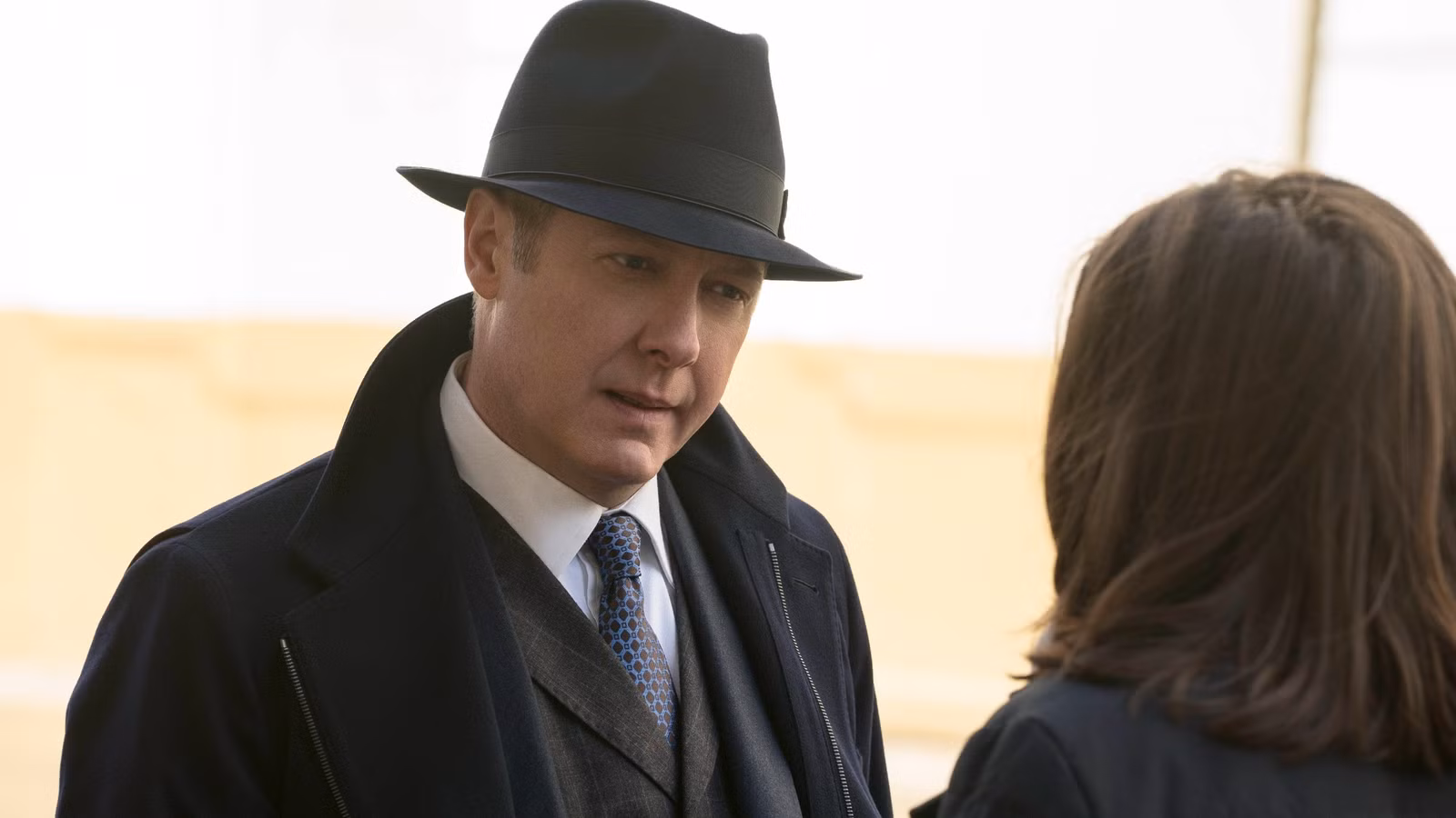 Raymond Reddington (James Spader) mirando a Elizabeth Keen (Megan Boone) en The Blacklist