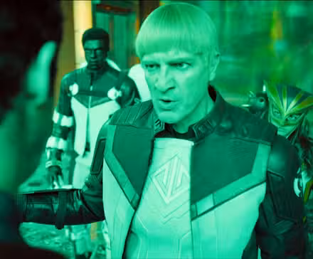 Guy Gardner, Mister Terrific y Hawkgirl hablando con Superman en la película DC Universe