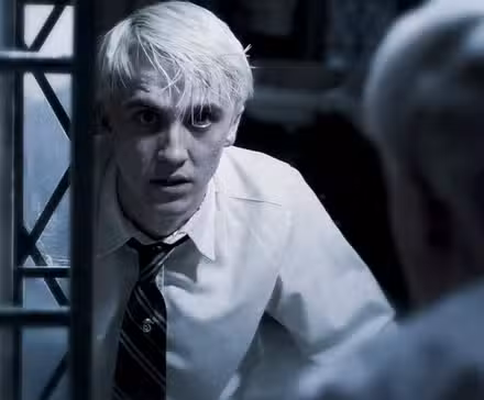 Draco mirándose en un espejo en Harry Potter y el misterio del príncipe