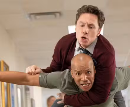 El reinicio de Scrubs todavía presenta a JD trepando a la espalda de Turk.