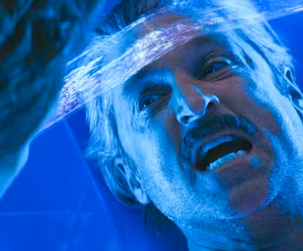 Aaron Spencer (Patrick Dempsey) le grita a Dexter en la cara y le ordena que lo suelte en Dexter: Original Sin Temporada 1 Ep 9