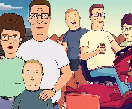 Una imagen compuesta de Hank, Bobby y Peggy parados juntos frente al elenco de King of the Hill alrededor del cortacésped de Hank.