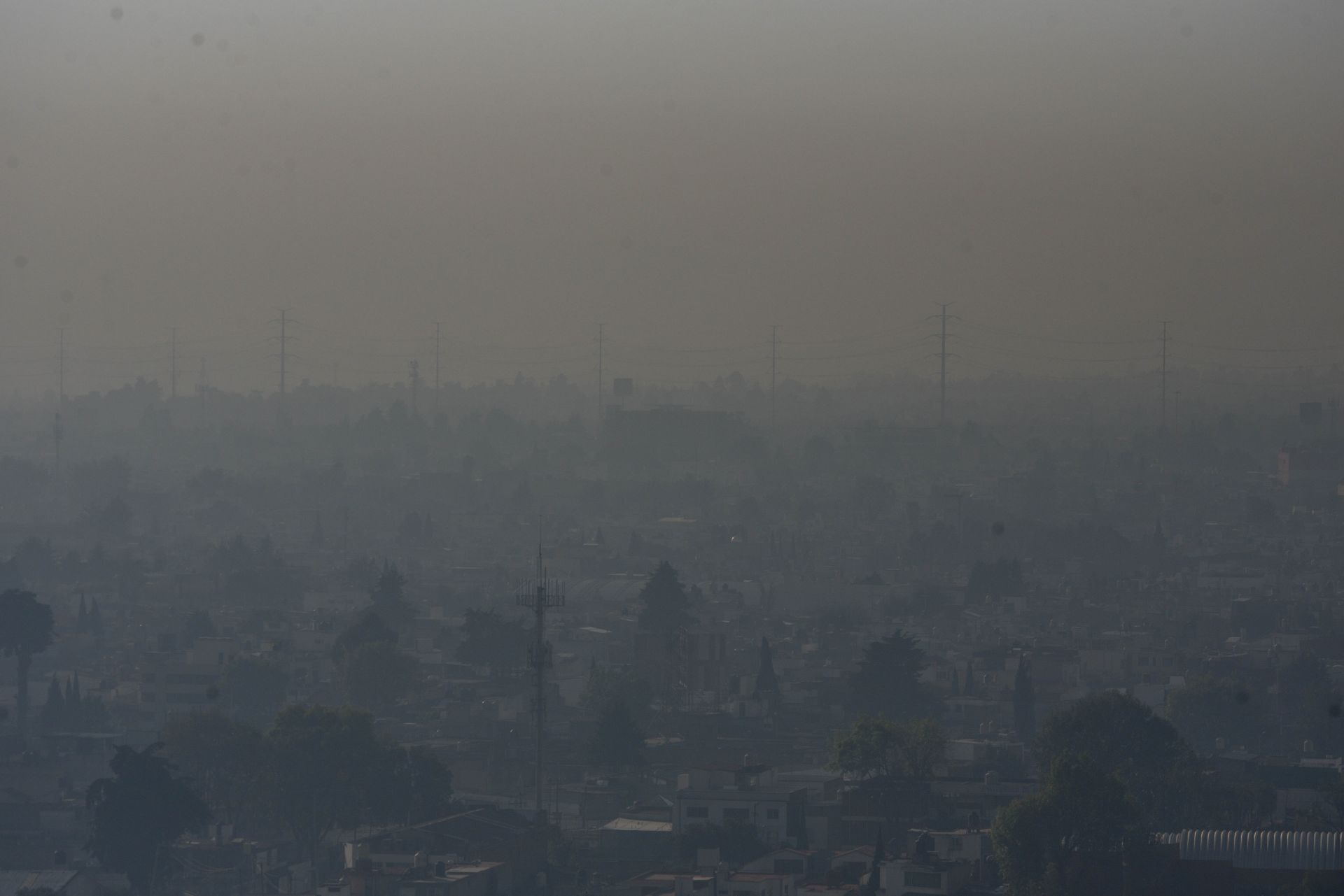 Autoridades ambientales urgen a evitar pirotecnia y fogatas navideñas para proteger la salud