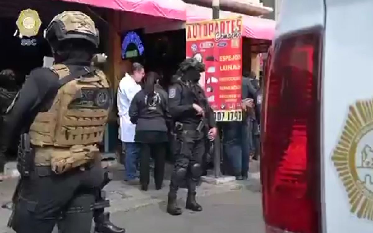 CDMX | Recuperan vehículos y desmantelan centros de venta ilegal de autopartes