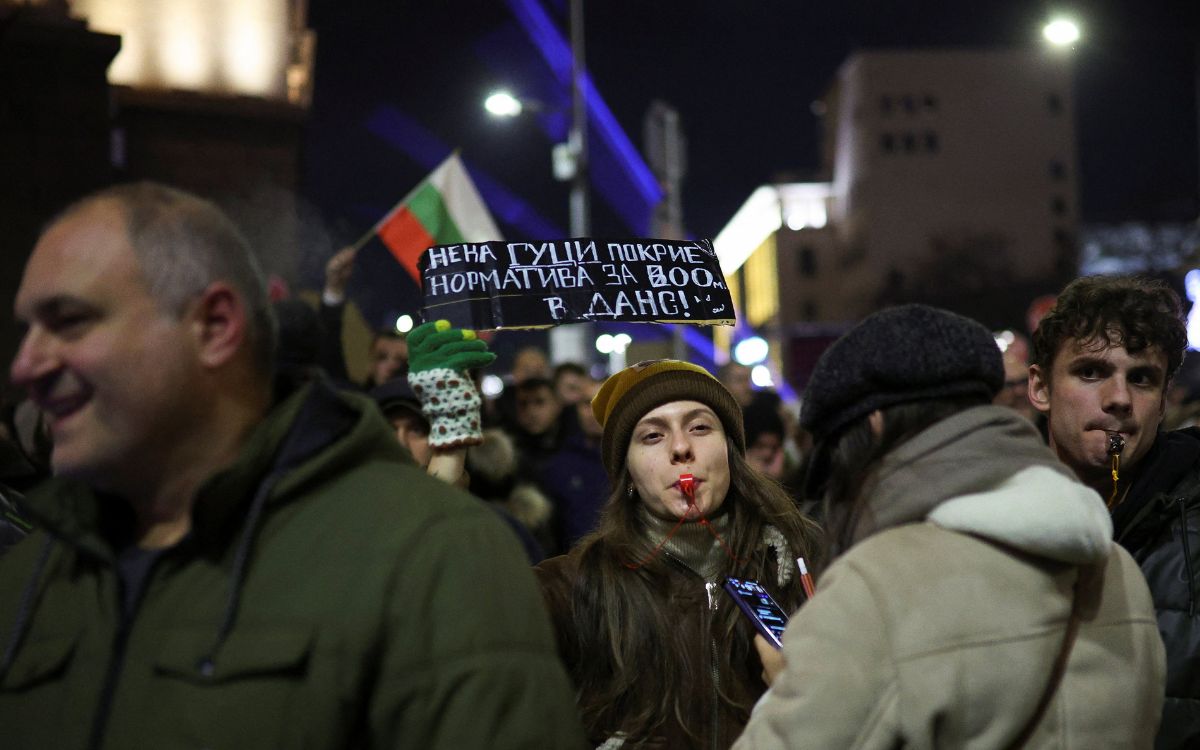 Dimite gobierno de Bulgaria tras protestas masivas y abren elecciones