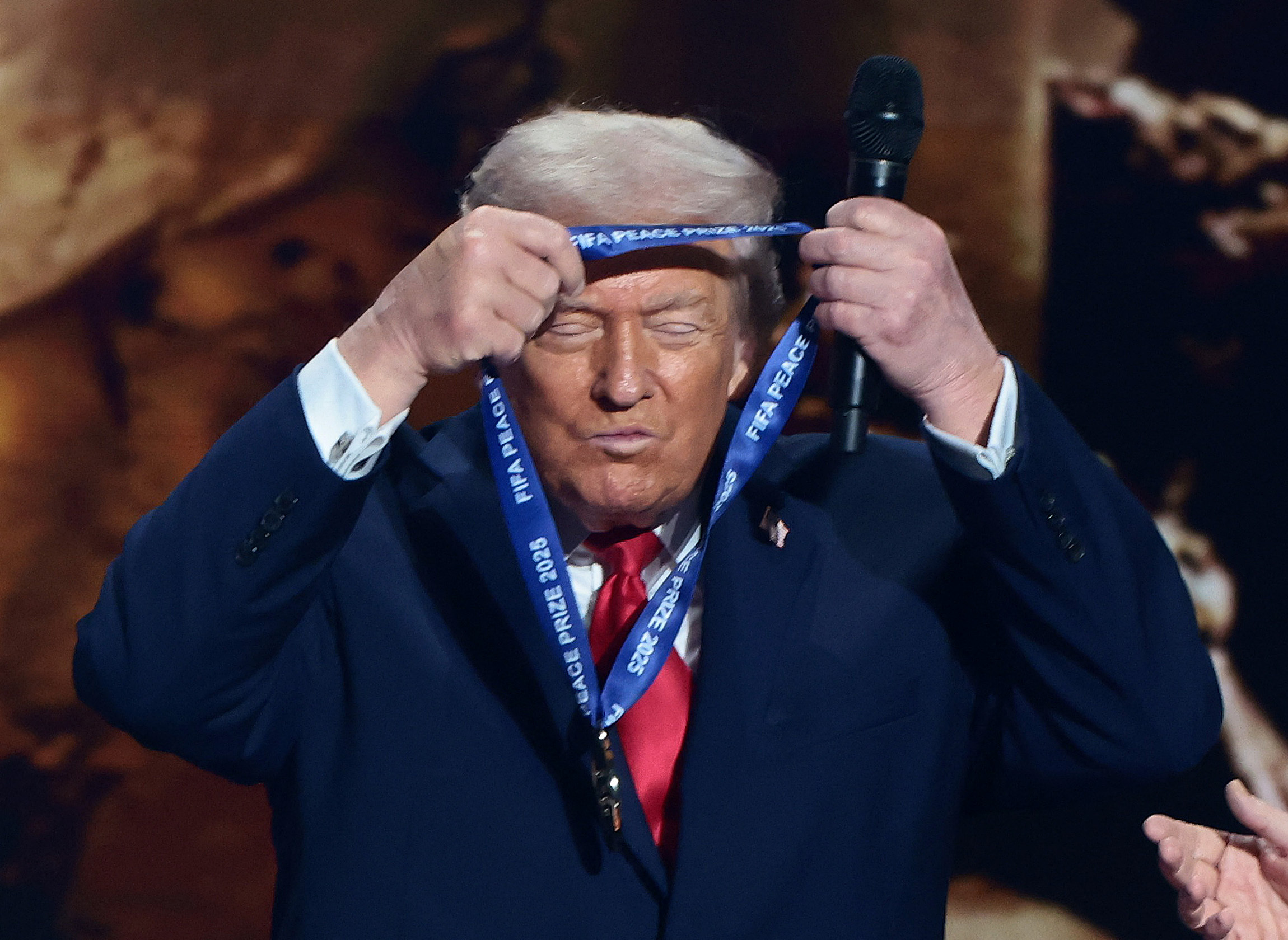 Donald Trump recibe el primer premio FIFA de la Paz