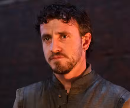 Paul Mescal mira como William Shakespeare en Hamnet