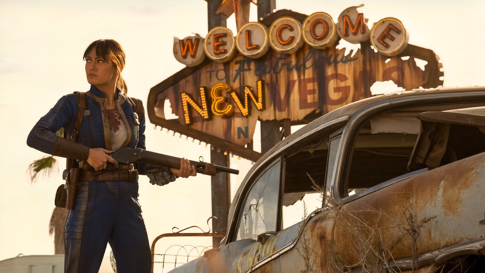Ella Purnell frente al letrero de New Vegas