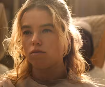 Supergirl de Milly Alcock con ropa blanca en Krypton