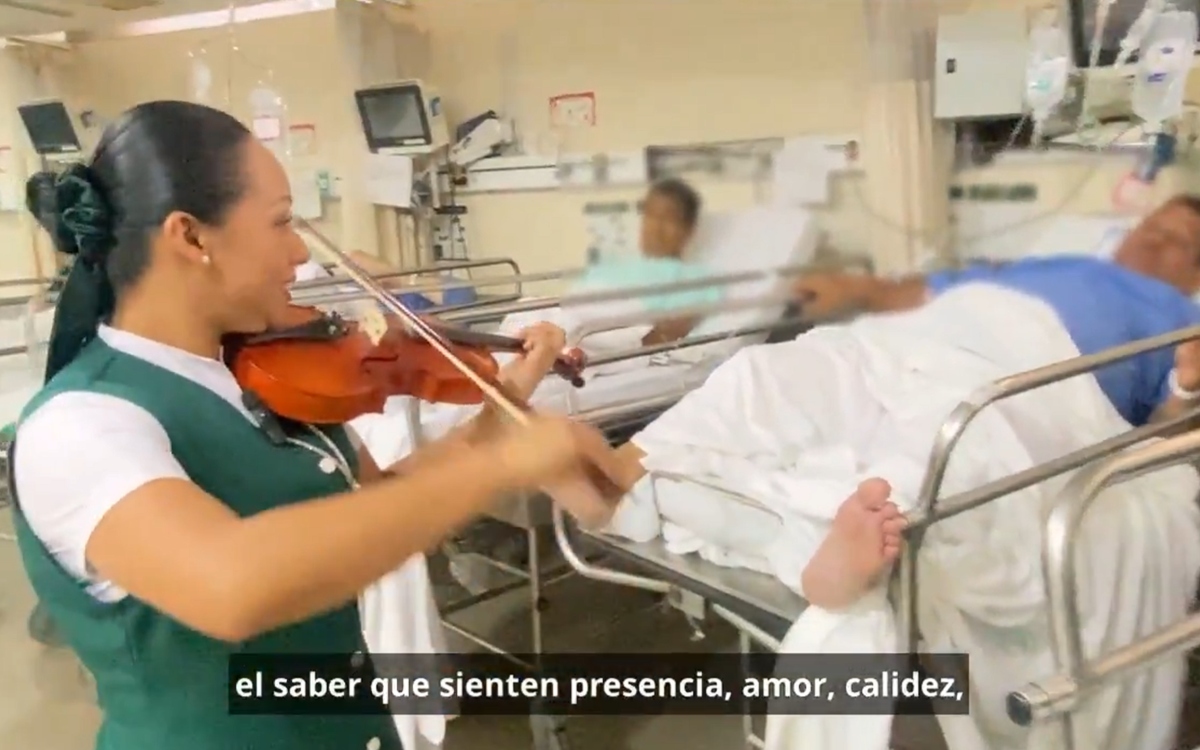 Enfermera del IMSS trasmite alegría a pacientes a través de la música en estas fechas decembrina