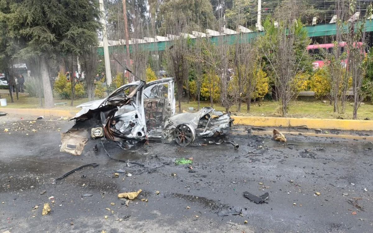Explota taxi con pirotecnia en la México-Toluca y deja tres heridos