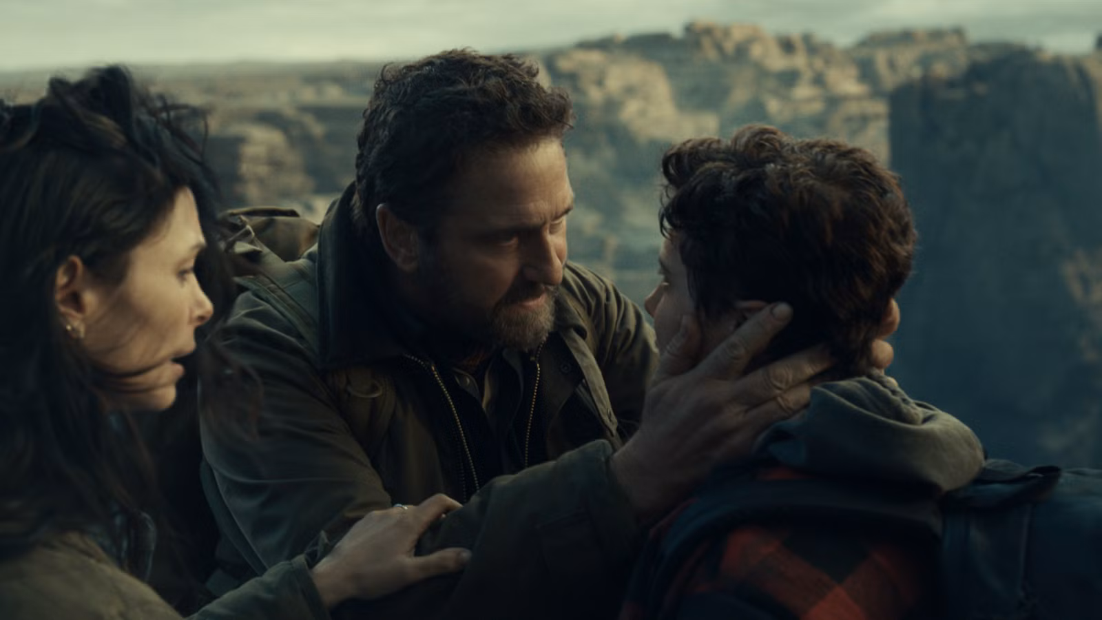 Gerard Butler lucha por su familia por una grieta que se desmorona en Groenlandia 2 Clip (Exclusivo)