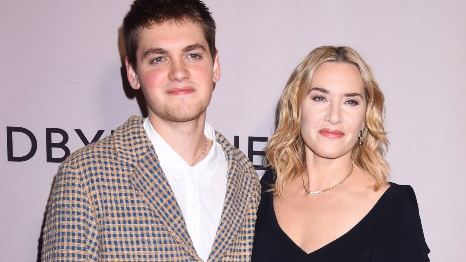 Kate Winslet revela cómo el proyecto escolar de su hijo se transformó en su debut como directora