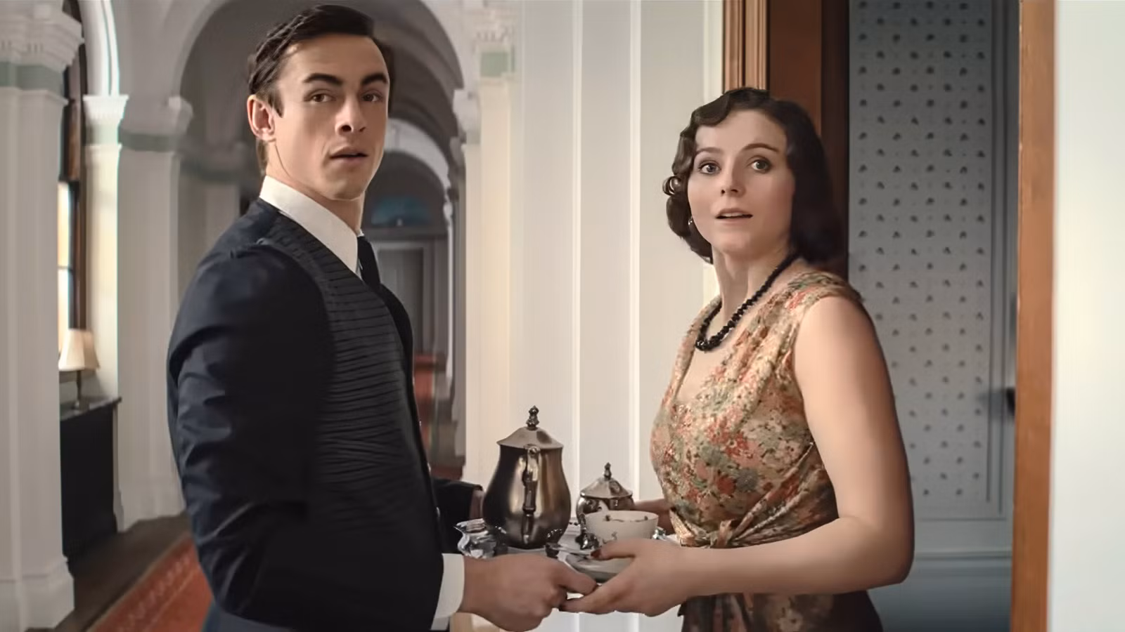 Las estrellas de Fackham Hall revelan que estaban rompiendo silenciosamente las reglas cuando obtuvieron el guión del misterio del asesinato “Reír a carcajadas”