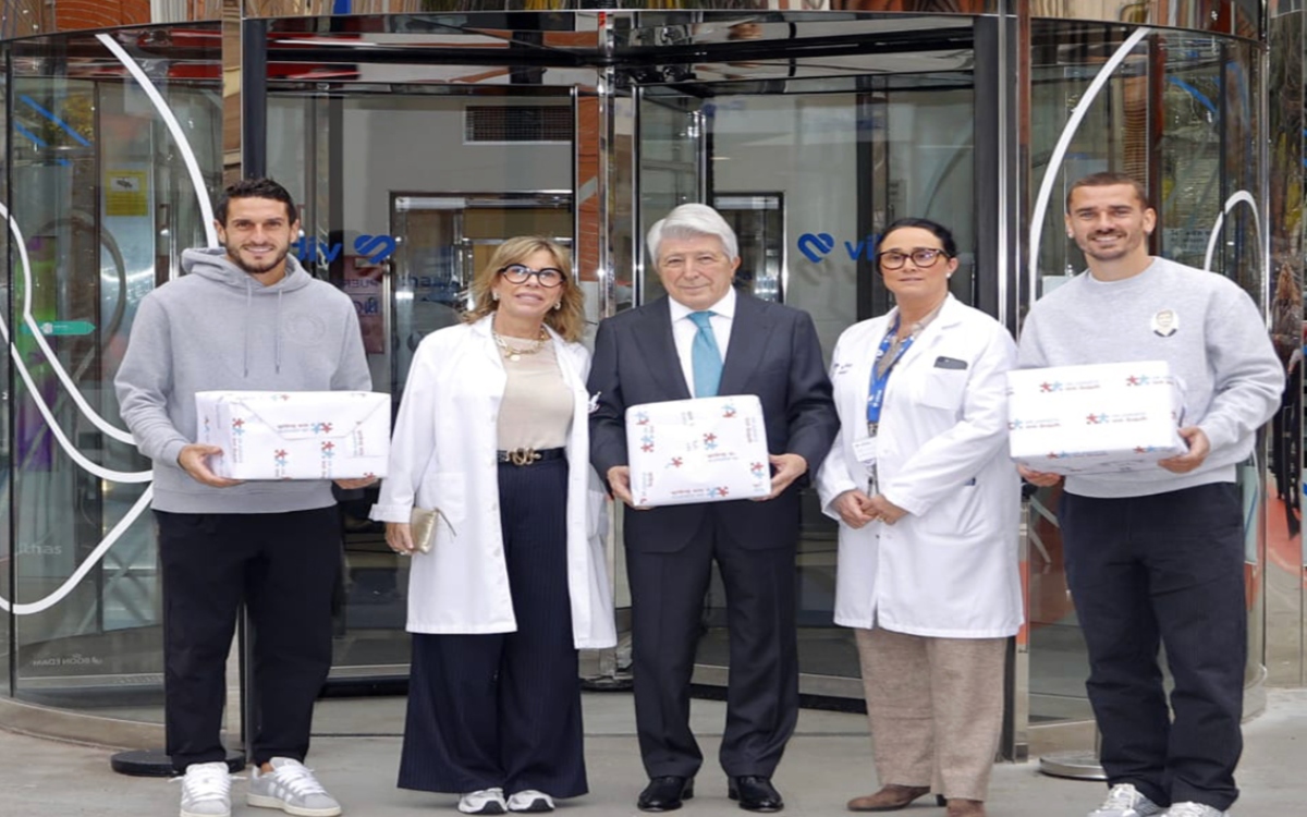 Llevan Colchoneros felicidad y juguetes a niños en hospitales madrileños
