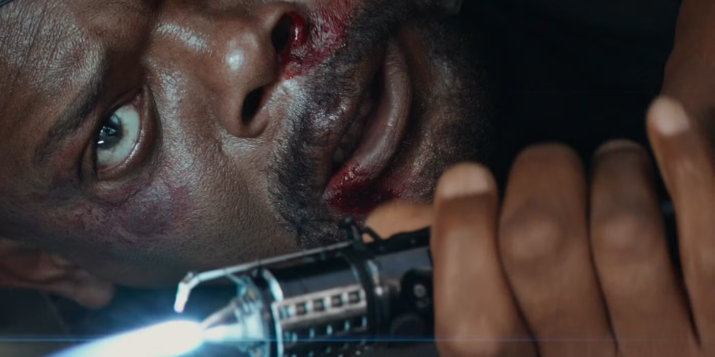 Nick Fury enciende una pequeña antorcha eléctrica en Capitán América El Soldado de Invierno