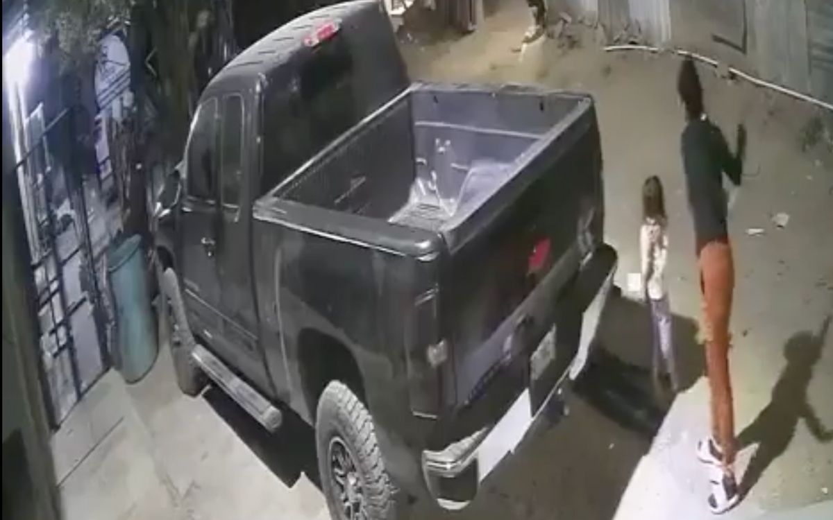 NL: Madre enfrenta proceso legal tras golpear a su hija hasta dejarla en el piso