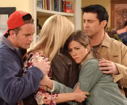 Chandler, Phoebe, Ross, Rachel y Joe abrazándose en Friends