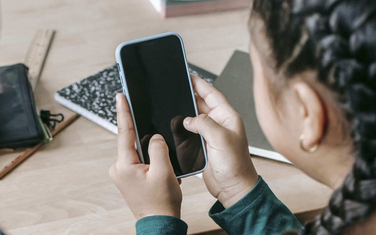 Proponen en el Senado prohibir celulares y dispositivos móviles en escuelas de educación básica