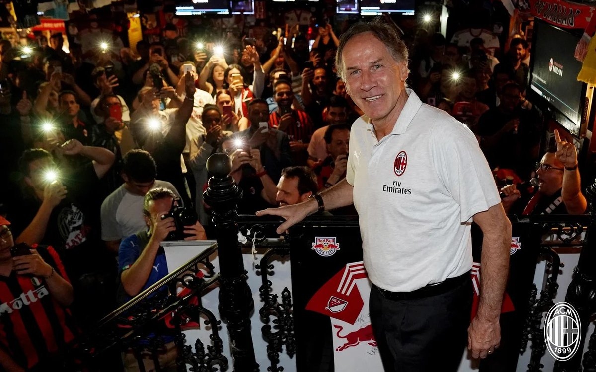 Reaparece el mítico Franco Baresi en San Siro tras operación | Video