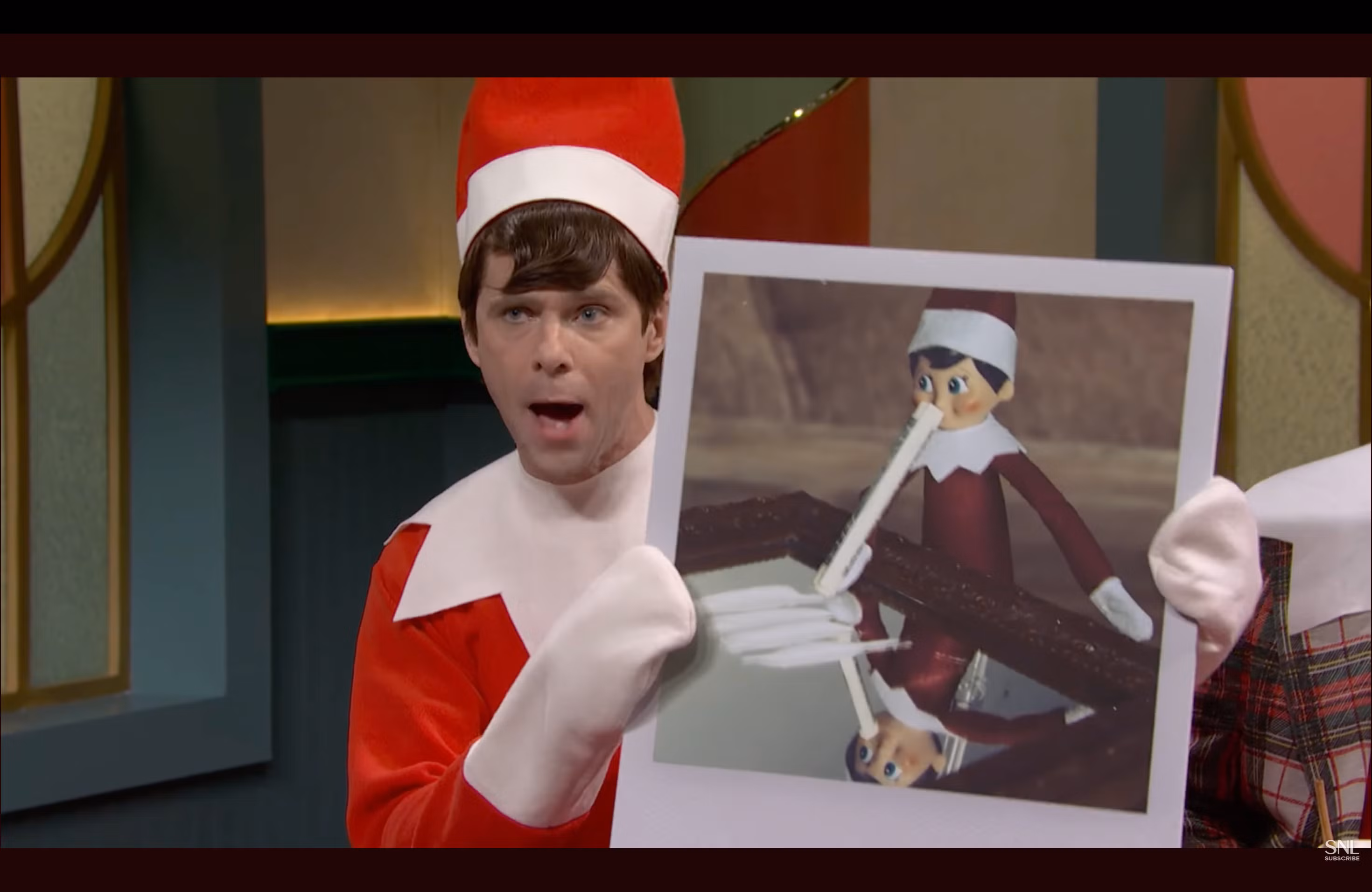 Mikey Day en el sketch de Elf on the Shelf SNL.
